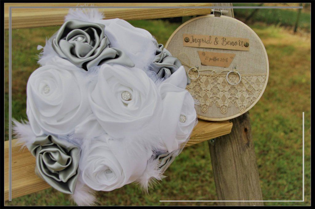 Bouquet de mariée tissu blanc et argent plumes et strass
Bouquet de mariage accessoires strass plumes
Bouquet de mariée original satin
Créatrice fleur en tissu