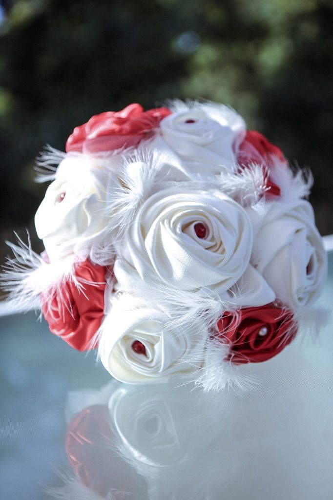 BP 2.2
Bouquet de mariée rouge et ivoire satin 
 Perles et plumes, tulle, 
24cm de diamètre 
90€ Bouquet de mariée en tissu satin bouquet original