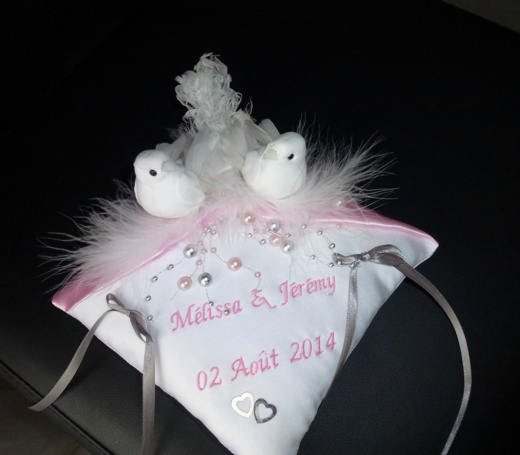 Ref: 5-F
Coussin d'alliance mariage theme oiseaux colombes
Coussin d'alliance blanc et rose poudré
Ruban gris et broderie
Coussin 19x19cm
Plumes et perles
42€