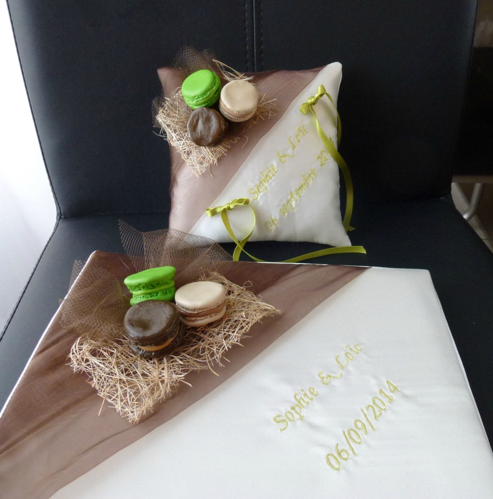 Ref: 5-S
coussin d'alliance thème gourmandise macaron 42€
Coussin d'alliance marron et anis ,base ivoire
Macarons factices et broderie
Livre d'or assorti en supplement
