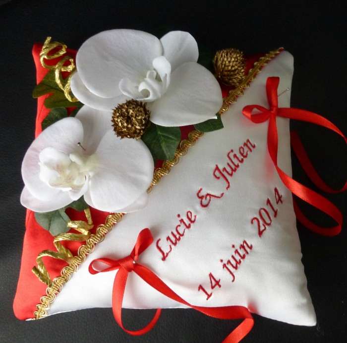 Ref: 5Y
Coussin d'alliance rouge et or
Base blanche, drapé rouge et ruban or
Orchidée ,lierre ,coussin 19x19cm
Broderie
39€