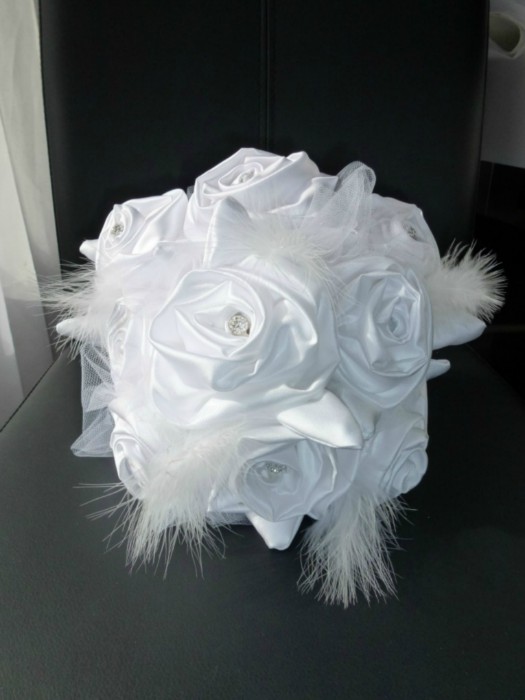 BP-14
Bouquet de mariée blanc, roses en  satin duchesse et plumes,strass
24cm de diametre
Bouquet en plumes
135 €
Bouquet de mariée en tissu satin bouquet original
Création fleurs de mariée