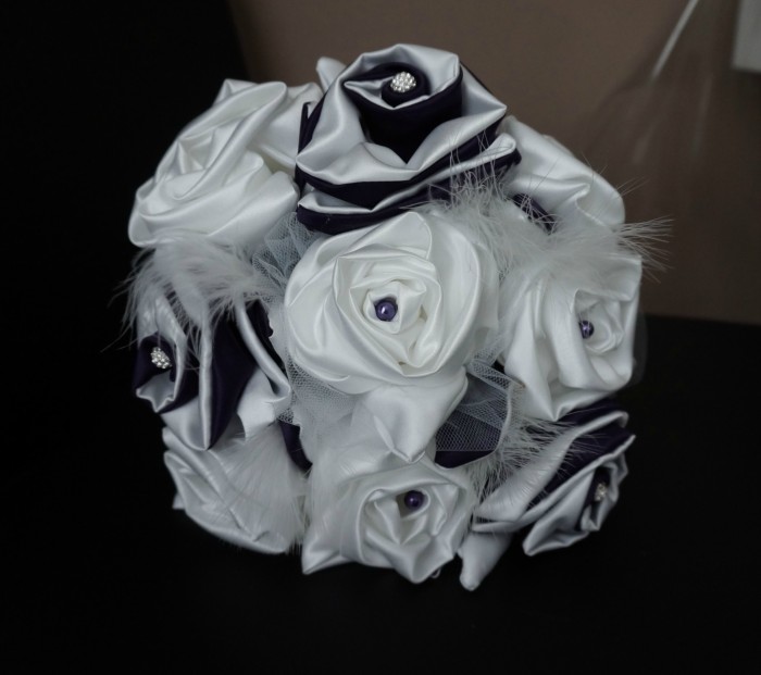 Ref BP 17
Bouquet de mariée bicolore satin duchesse blanc et violet , (tissu violet envoyé par la mariée)
 plumes et perles
Tulle
135 € 
24cm de diametre