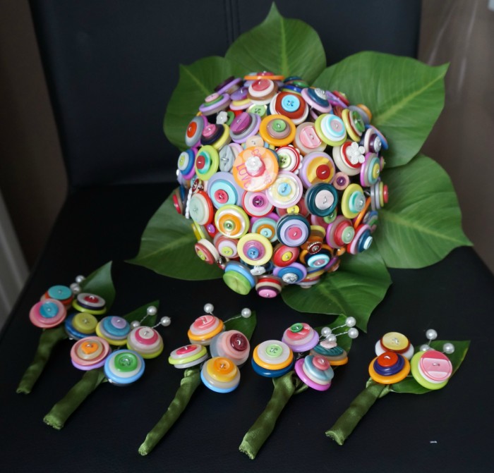 Bouquet de boutons multicolore et feuillage
20cm de diametre + feuillage 
Tarif selon theme et coloris
Boutonnières assorties en supplément