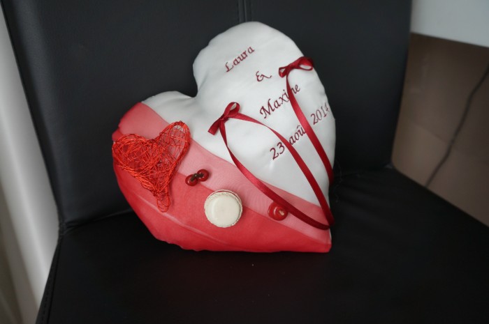 Ref: Coeur gourmand
Coussin d'alliance coeur theme gourmandise
Coeur 25cm
Ivoire et bordeaux rouge
40€