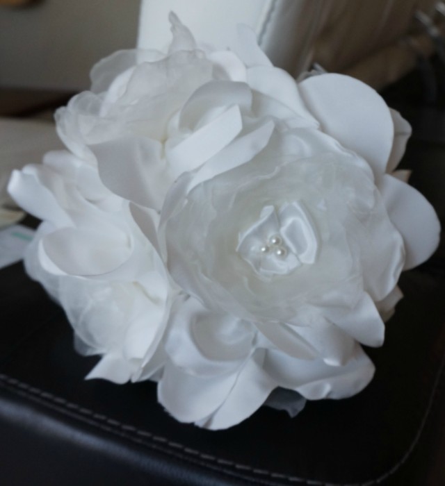 Ref  BP 2.23
Bouquet de mariée grosses fleur en tissu
Satin ivoire et organza
Composé de 5 grosses fleurs et perles
22cm de diametre
135 €