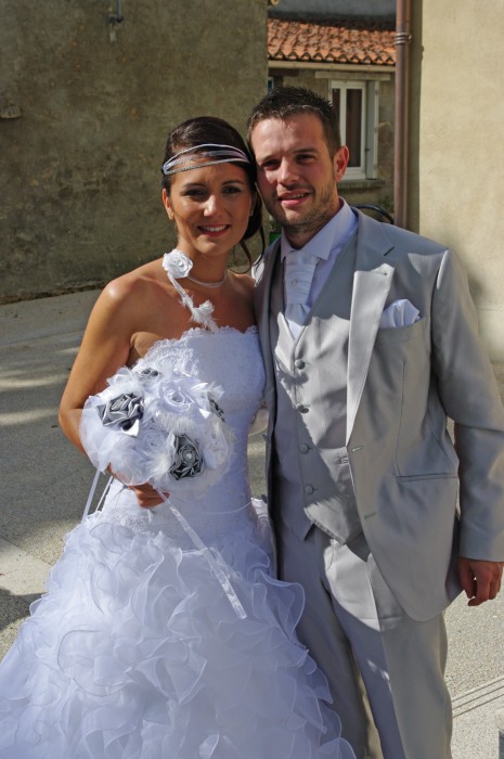 Bouquet de mariée tissu blanc et gris, tulle strass et plumes
Bouquet de mariée en satin et plumes