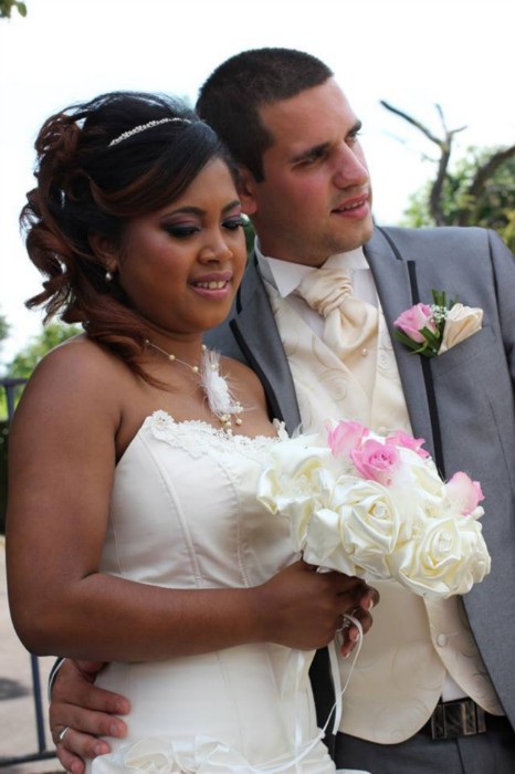 Bouquet de mariée en tissu ivoire avec fleur fraîche .
Création fleurs de mariée