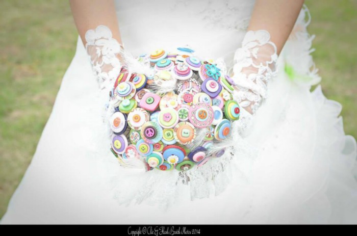 Bouquet de boutons mariage thème hippie chic
Bouquet de mariée multicolore
Bouquet de mariée sans fleurs
Un bouquet de mariée original !! A ne pas lancer bien sur :-)
Création fleurs de mariée