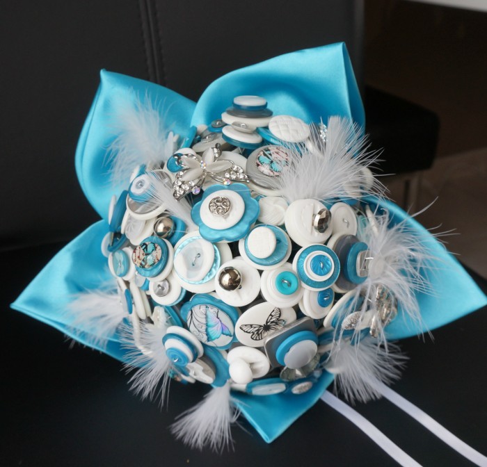Bouquet de boutons thème papillons
Blanc , turquoise et touche d'argent
diamètre 18cm , avec pétales 23cm
60 jours de délai
Tarif selon dimension et theme
Bouquet de mariée sans fleur