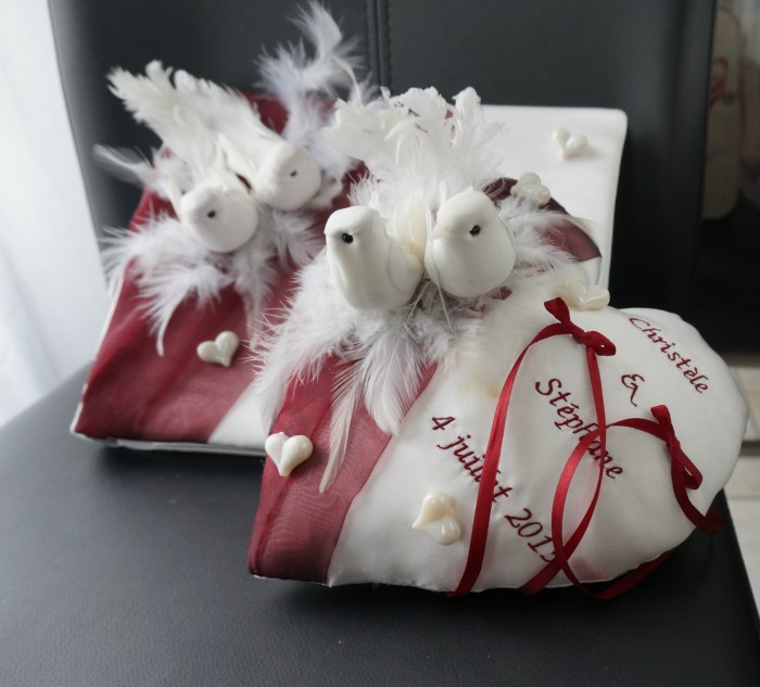 Ref Cœur colombes
Coussin d'alliance coeur avec colombes
Base ivoire et drapé voile bordeau.
25x25cm
Broderie droite 
44 €