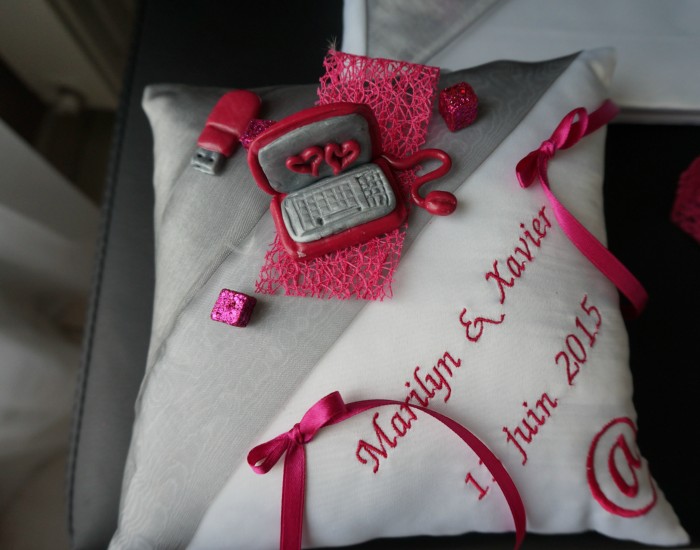 Ref 7 internet
Coussin d'alliance mariage theme internet
coussin d'alliance Argent et fuchsia
19x19cm
42€
