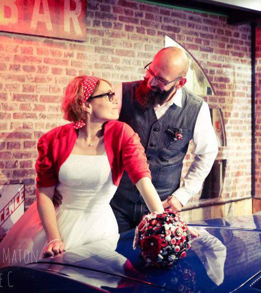 mariage theme rockabilly
Bouquet rouge et noir en boutons
Bouquet de mariée theme rockabilly