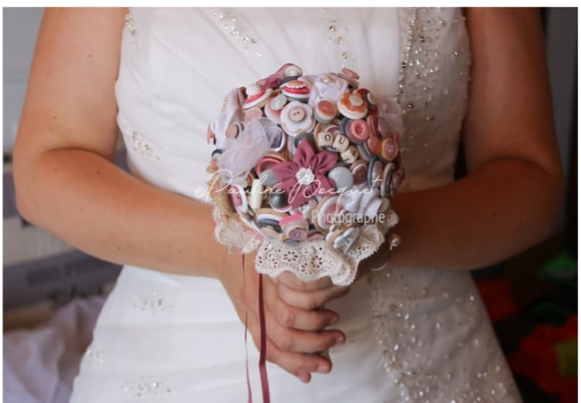Bouquet de marié en boutons rose et ivoire
Bouquet de mariée sans fleur
bouquet de mariée personnalisé
Création fleurs de mariée