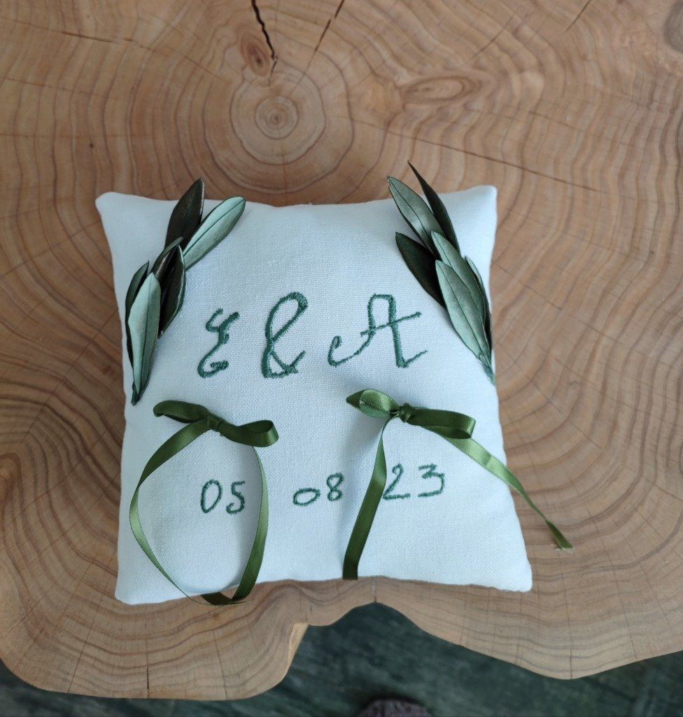 Ref 7H
Porte alliance en lin blanc thème olivier provençal
Reproduction broderie du faire part