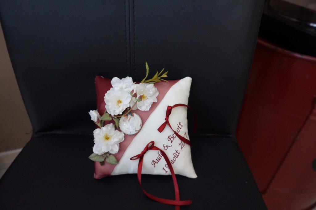 Ref 14 S
Coussin d'alliance theme japonais
Porte alliance bordeaux et ivoire
Porte alliance mariage fleur de cerisier
19x19cm
Cabochon avec image choisi par les mariés
40€