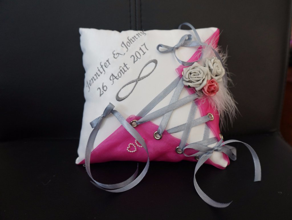 Ref 14T
Coussin d'alliance corset romantique fuchsia
Symbole amour infini
Porte alliance mariage romantique
40€