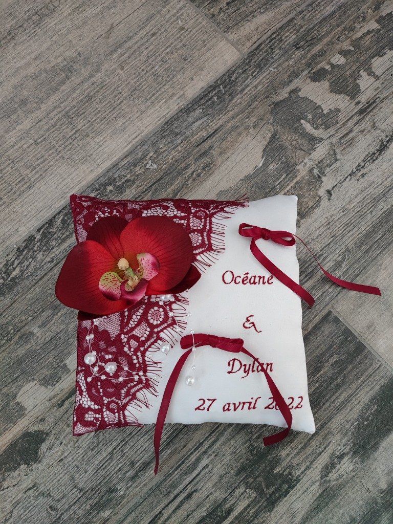 Ref 5H
Porte alliance mariage bordeaux et blanc , dentelle , perles et orchidée
39€
