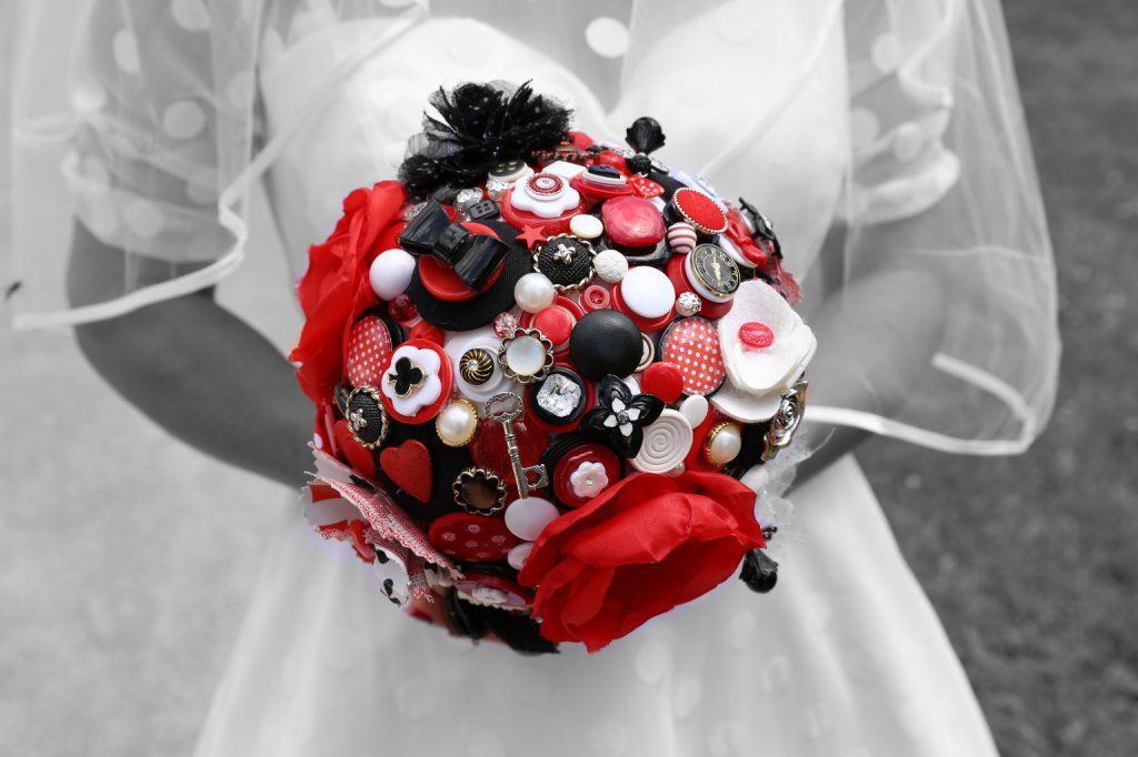 Bouquet de mariée en boutons
Bouquet de boutons rockabilly
mariage rockabilly
Bouquet de mariage accessoires
Bouquet de mariée original
Bouquet de mariée sans fleurs
Création fleurs de mariée