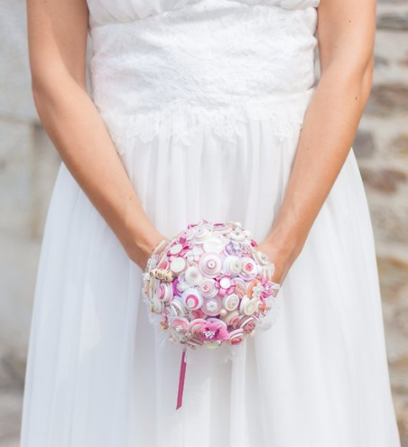 Bouquet de boutons
Bouquet de mariée rose et ivoire
Bouquet de mariée en boutons et dentelle
Bouquet de mariage accessoires