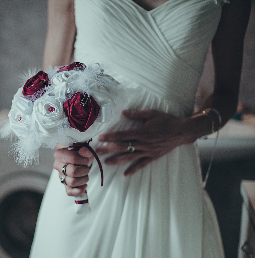 Bouquet de mariée bordeaux et blanc
Bouquet de mariée en tissu satin et plumes
Bouquet de mariage accessoires
Bouquet de mariée original