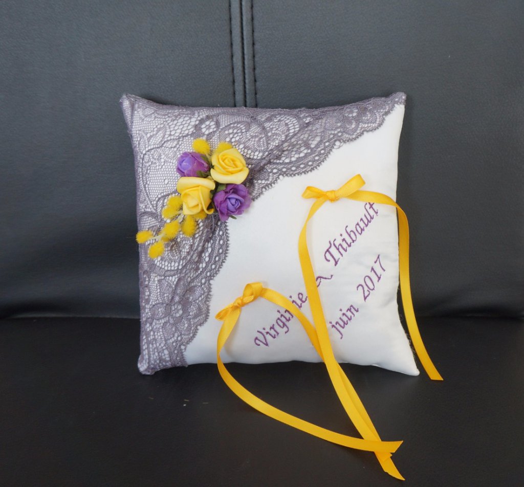Ref 12R
Coussin d'alliance champêtre en dentelle violette et nœuds jaune
Porte alliance mariage champêtre 
39€