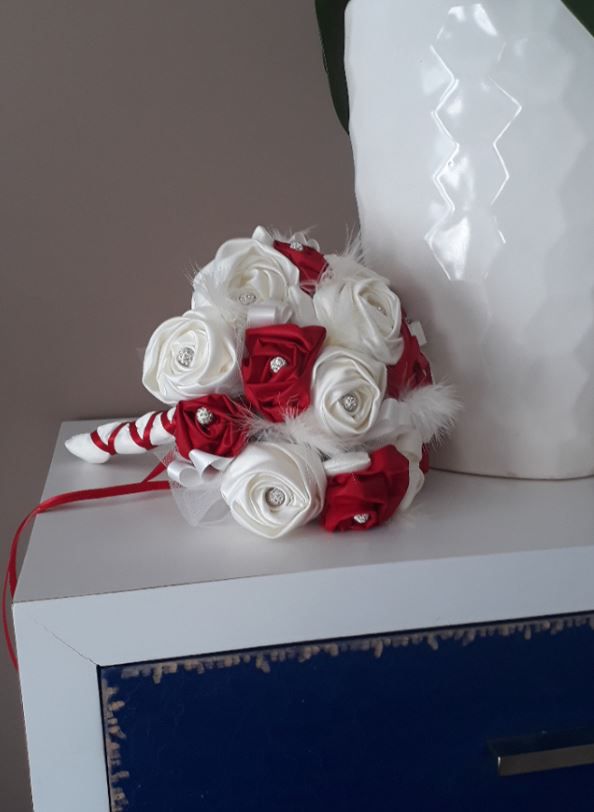 BP 35
Bouquet de mariée en tissu rouge foncé et ivoire
Perles strass , plumes et tulle
15 roses au total
24cm de diamètre 
90€
Bouquet de mariée en tissu  bouquet original