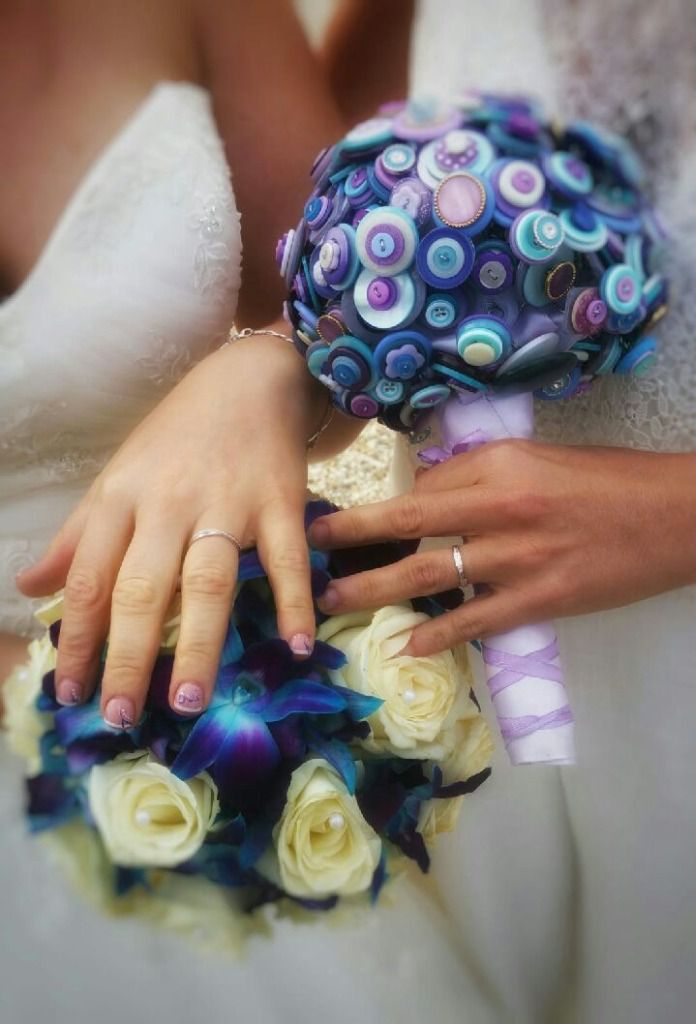 Bouquet de marié en boutons bleu violet