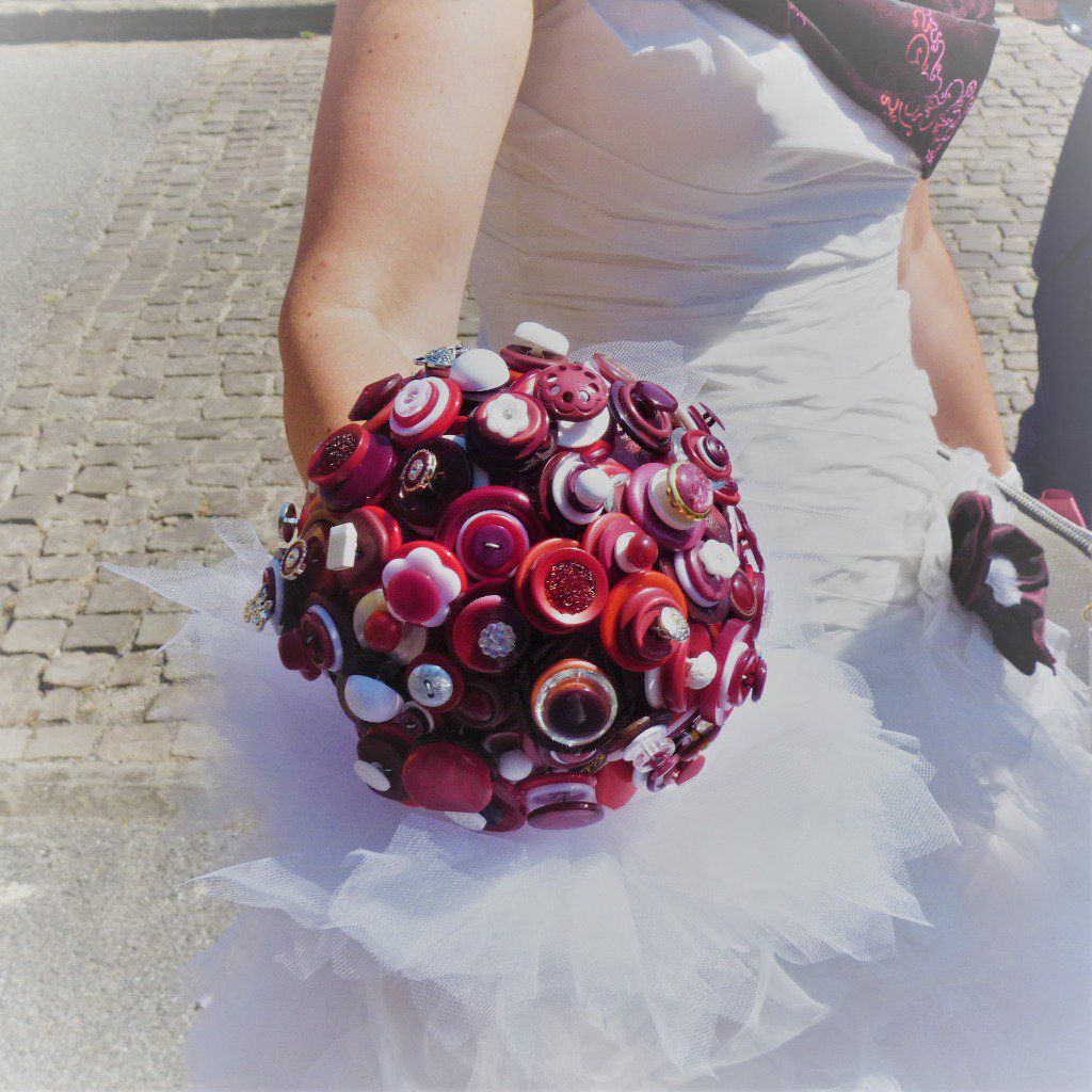 Bouquet de marié en boutons bordeaux grenat