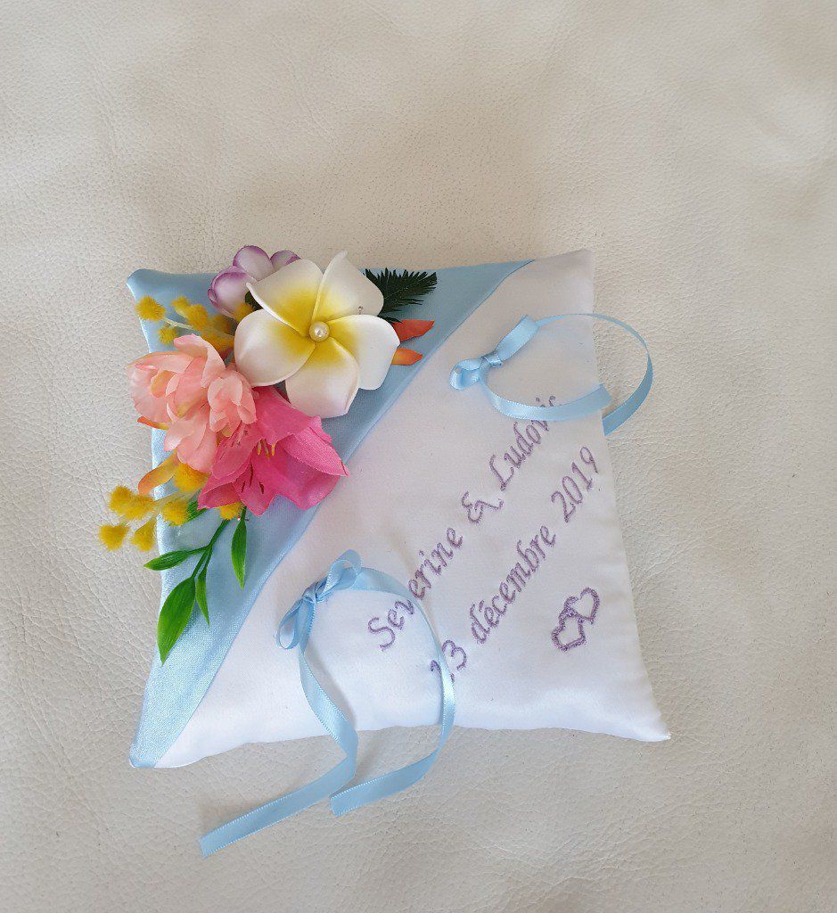 Ref 19X
Coussin d'alliance bleu ciel et parme 
mariage à l’île Maurice, fleur tropical, monoï 
38€