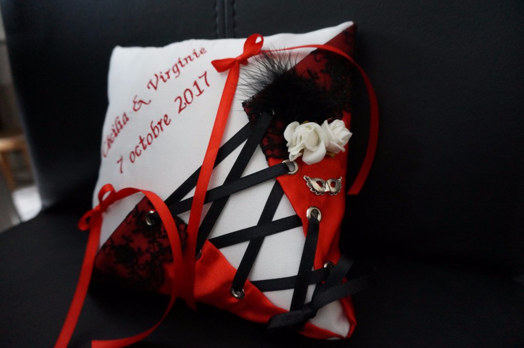 Ref 145
Coussin d'alliance theme cabaret forme corset
Porte alliance mariage rouge et noir

40€