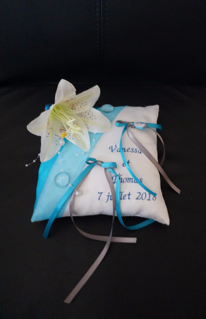 Ref 15F
Coussin d'alliances fleur de lys
Porte alliance mariage turquoise
Coussin porte alliance turquoise 19x19cm
39€