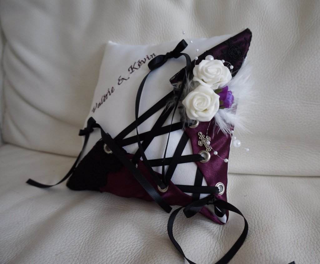 Ref 15P
Coussin d'alliance corset theme gothique
Porte alliance mariage gothique
Porte alliance prune et noir corset
Coussin 19x19cm
40€