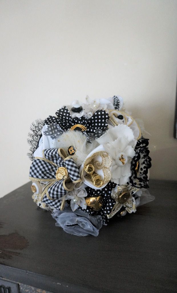 Bp8
Bouquet de mariée décalé en  blanc noir et or
Bouquet de mariée en tissu  bouquet original
Bouquet de mariée tissu sans fleur
149 €
Création fleurs de mariée