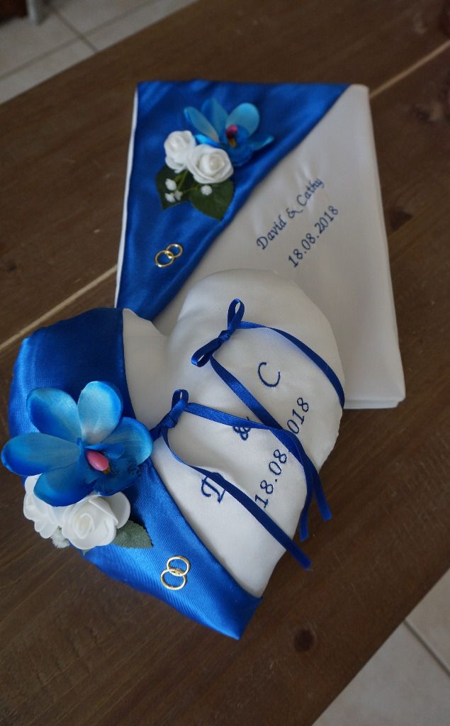 Ref 17P
Coussin d'alliance cœur bleu roi
Porte alliance mariage bleu roi et blanc
Orchidée bleu et roses blanches
40€