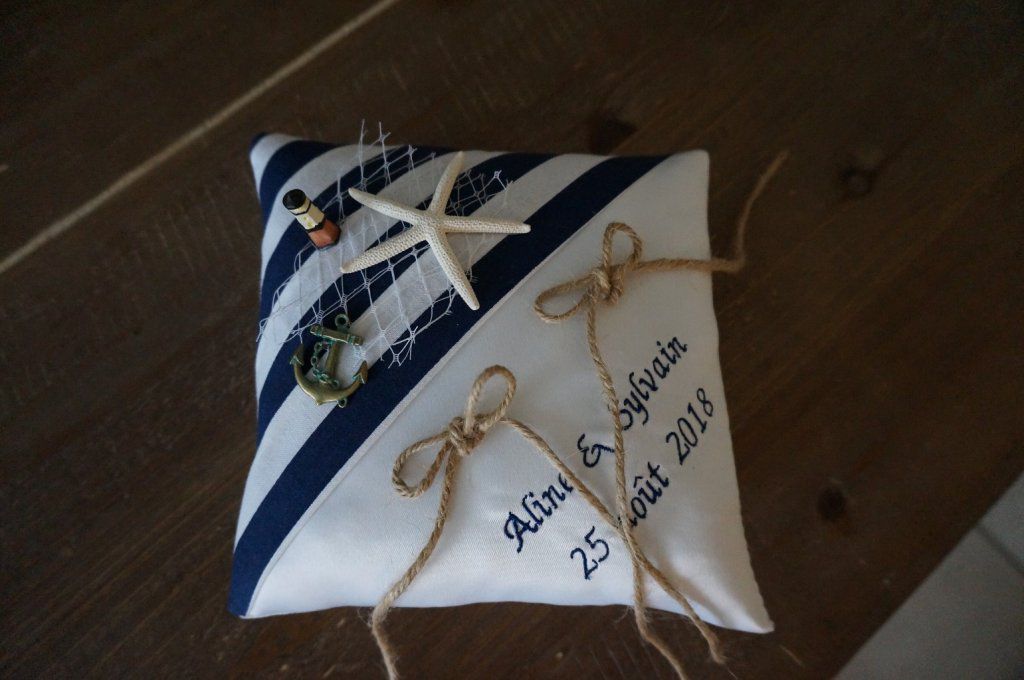 Ref 17H
Coussin d'alliance marin, blanc et rayure bleu marine
Porte alliance mariage mer marine
Noeud en corde , etoile de mer ... 40€
