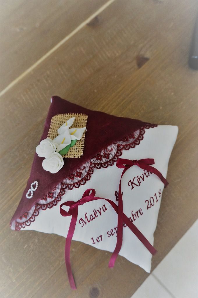 Ref 173
Coussin d'alliance dentelle bordeaux et toile de jute
Porte alliances mariage dentelle bordeaux 19x19cm
Broderie et decor 39€