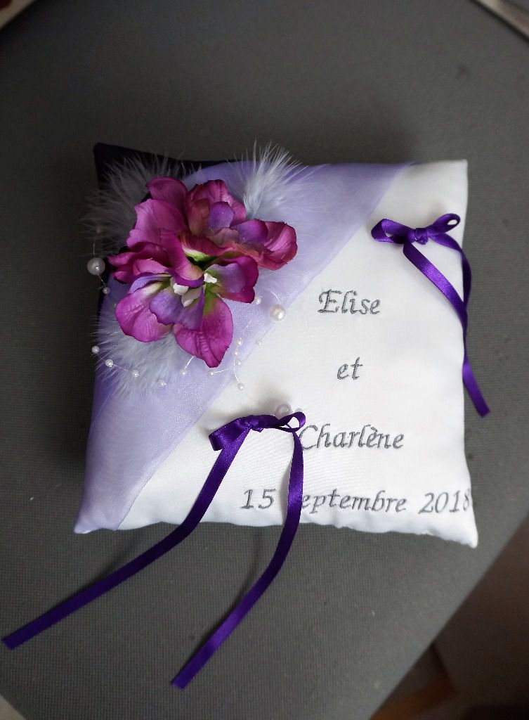 Ref 175
Coussin d'alliance parme et violet
Porte alliance mariage parme, mauve
Broderie droite , coussin 19x19cm
39€