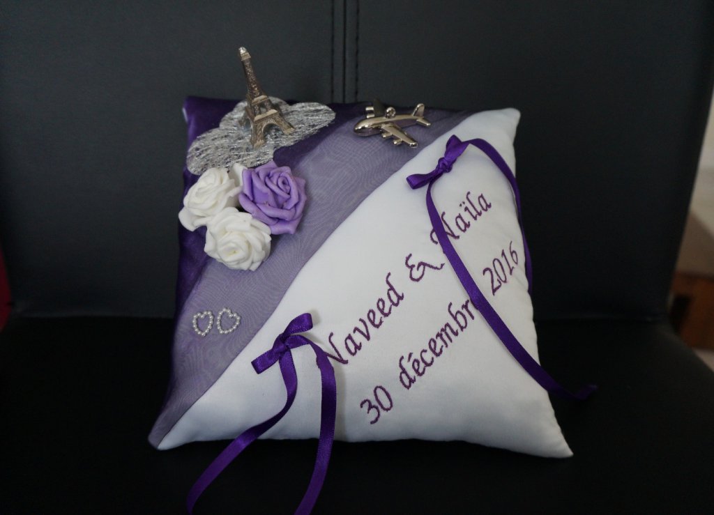 Ref 12B
Coussin d'alliance violet et blanc
Porte alliance mariage theme paris et voyage, tour Eiffel et avion
40€ 19x19cm