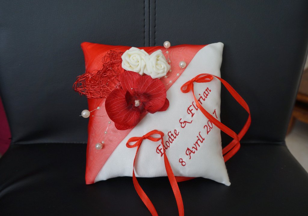 Ref 12i
Coussin d'alliance rouge et ivoire
Porte alliance mariage rouge ivoire
Orchidée rouge et coeur alu
39€