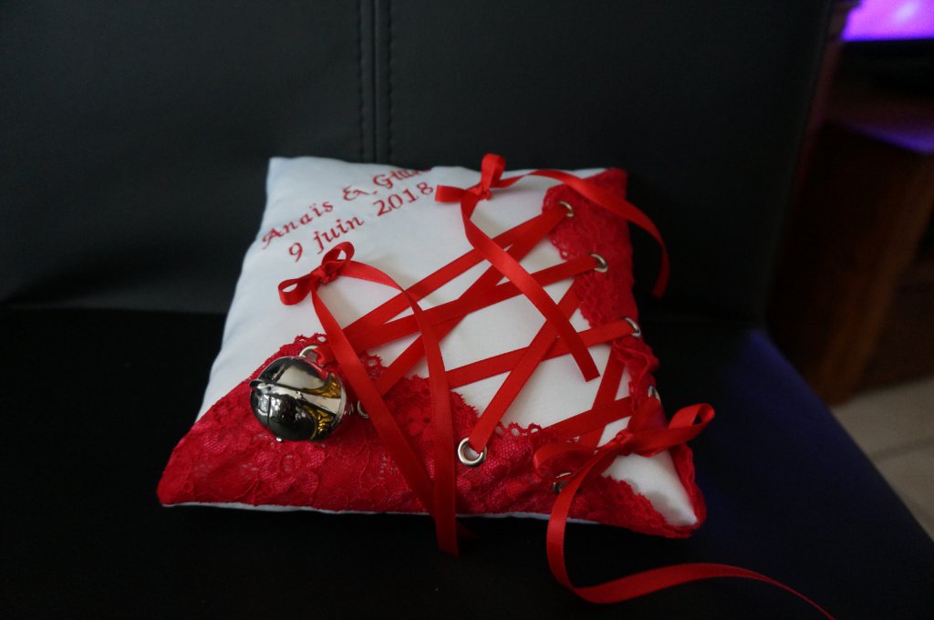 Ref 13I
coussin d'alliance corset dentelle rouge mariage theme pompier 
Casque de pompier 
Porte alliance mariage pompier 
45€