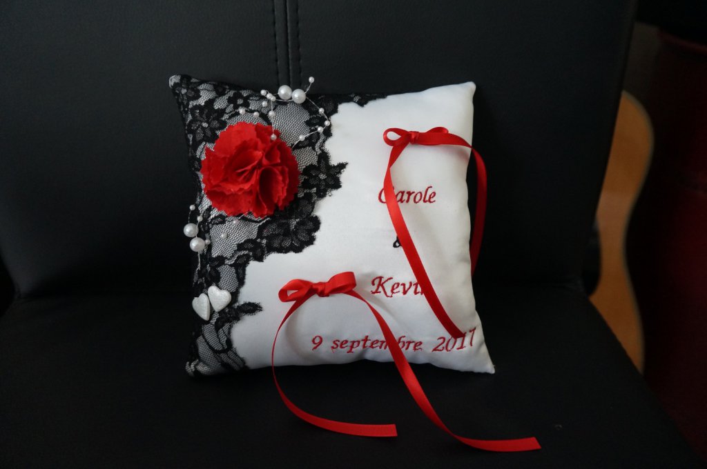 Ref 13E
Coussin d'alliance theme espagnol espagne, porte alliance fleur œillet rouge et noir
Porte alliance mariage espagnol
dentelle noir coussin
39€
