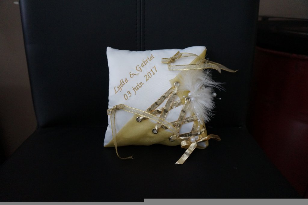 Ref 13L
Coussin d'alliance or et blanc forme corset 
perles et plumes 
Porte alliance mariage doré or  19x19cm

38€