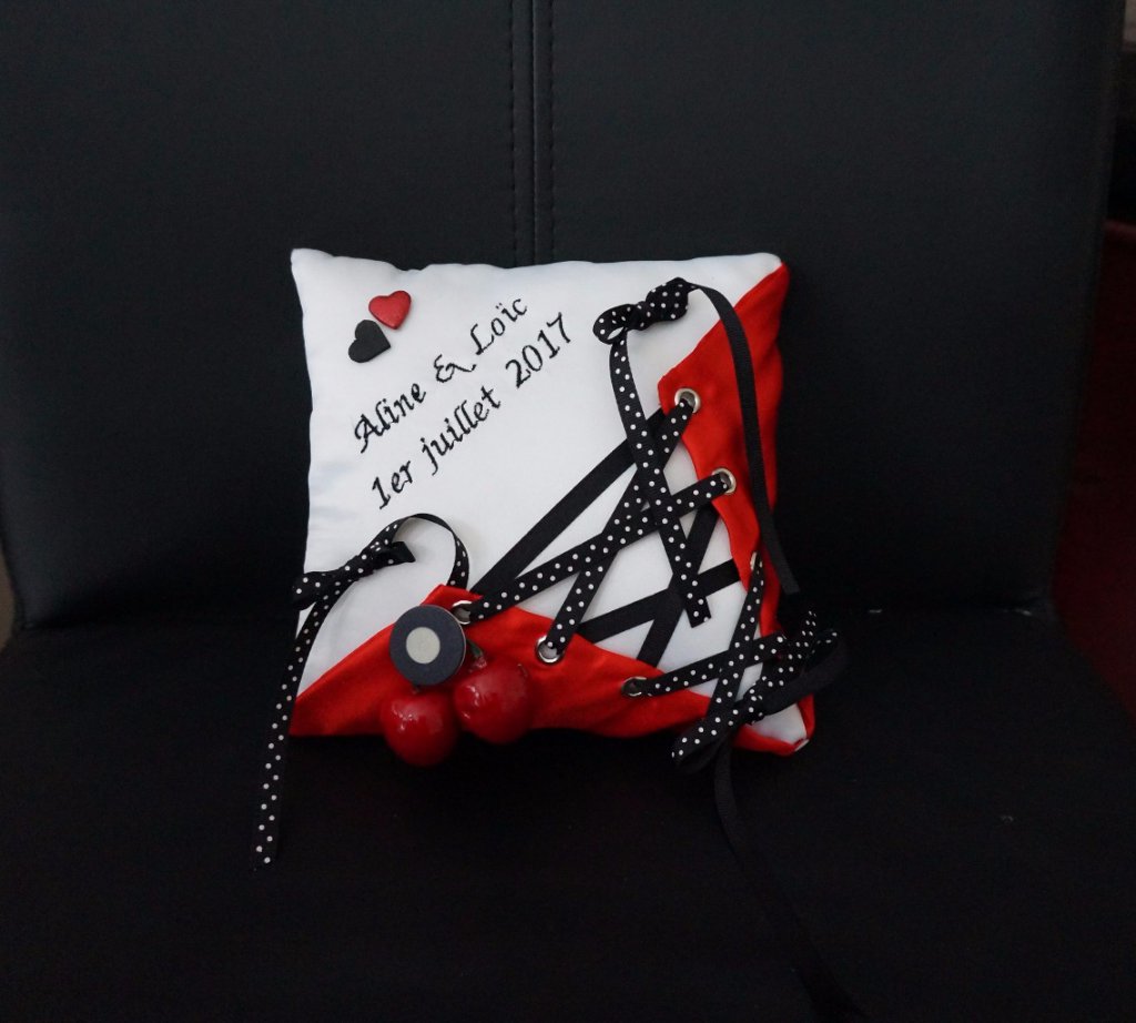 Ref 13K
Coussin d'alliance rockabilly mariage theme rétro vintage
coussin alliance corset ruban a poids
Porte alliance mariage rockabilly
40€ 19x19cm