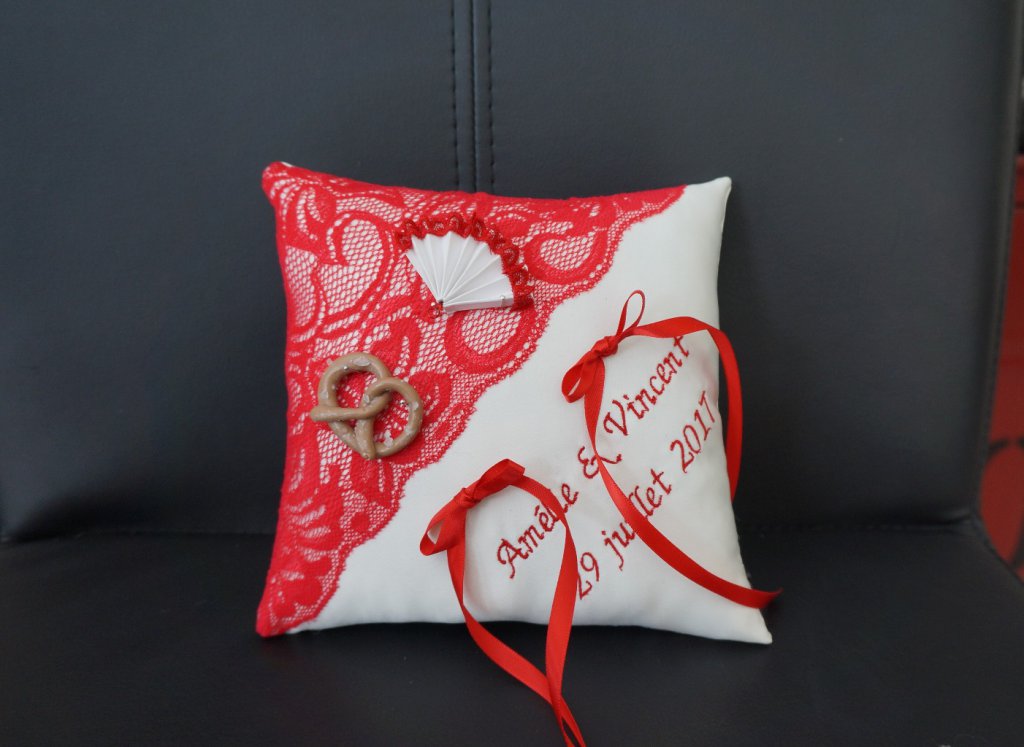 Ref 13O
Coussin d'alliance assorti au faire part , bretzel et éventail
Porte alliance dentelle rouge et ivoire
Porte alliance mariage rouge 19x19cm
40€