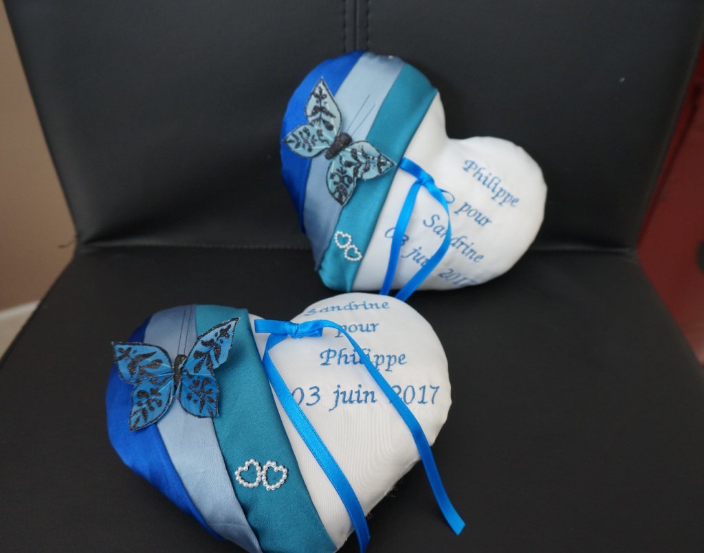 Ref 2C13
Coussin d'alliance duo coeur
Un porte alliance pour chaque enfants...
Coussin 19cm de large
Mariage en dégradé de bleu theme papillons
55€