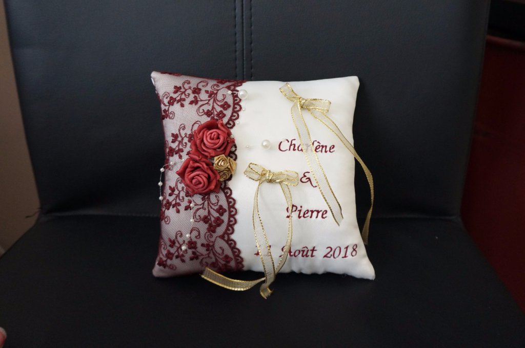 Ref 13W
Coussin d'alliance bordeaux et or
Porte alliance mariage bordeaux
Base ivoire et dentelle Broderie droite coussin
39€