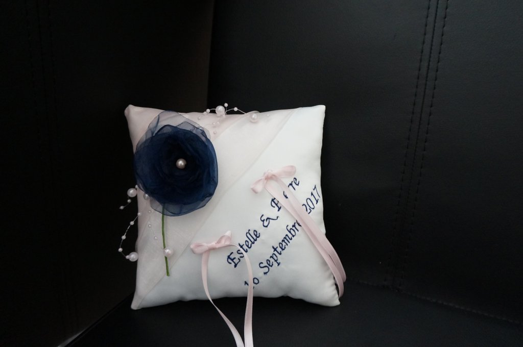 Ref 13 V
Coussin d'alliance rose pale et bleu marine
Fleur et perles
Porte alliance mariage rose pale
39 €