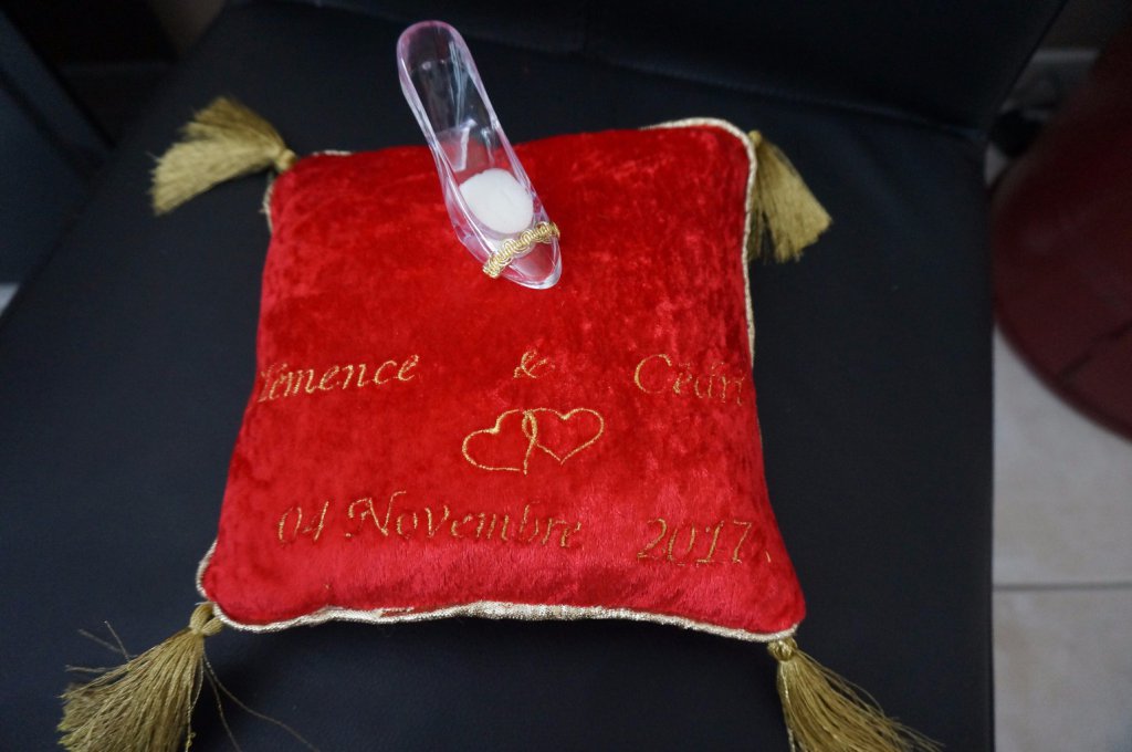 Ref 14Q
Coussin d'alliance cendrillon velours rouge, galon et pompon or
Broderie or , Porte alliance mariage theme disney
alliance a insérer dans la mousse de la chaussure
45€