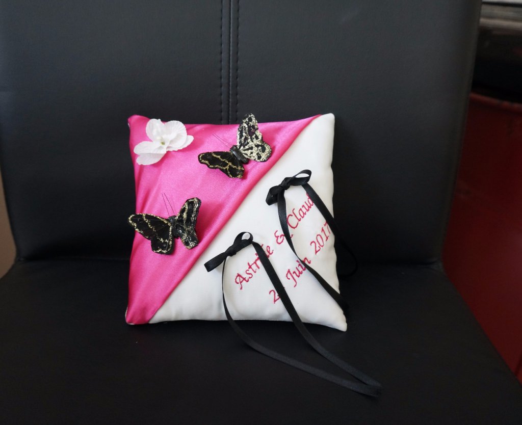 Ref 14L
Coussin d’alliance fuchsia et papillons noir
Porte alliance mariage fuchsia
Coussin 19x19cm
39€